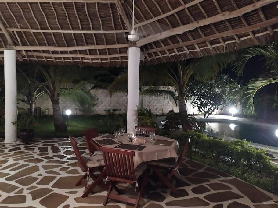 Twiga House Resort Piscina ☆☆☆☆☆ Pearl Beach Watamu Exterior foto